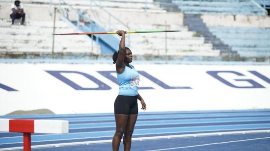 La atleta Justin Herrera, de Guayas, durante el Grand Prix Richard Boroto, en el estadio Modelo, el 17 de abril de 2021.