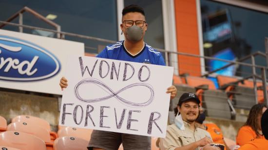 Un aficionado de los Earthquakes de San Jose sostiene un cartel en el primer partido de la MLS 2021, disputado en el BBVA Stadium.