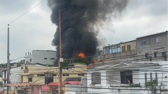 Una vivienda se incendió en el norte de Guayaquil, el 17 de abril de 2021.