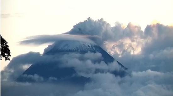 Imagen del volcán Sangay, en el reporte del Instituto Geofísico, el 14 de abril de 2021.