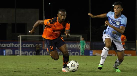 Pedro Pablo Perlaza, de Liga de Quito, maneja una pelota en el partido ante Guayaquil City, el 17 de abril de 2021.