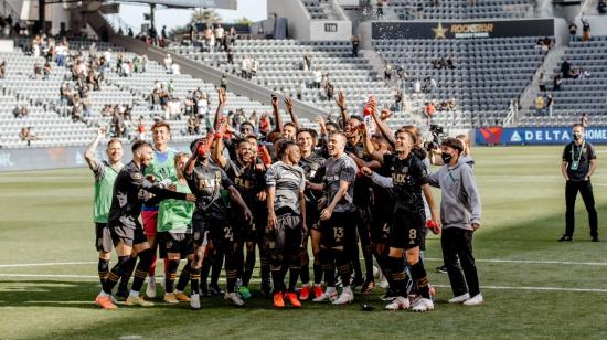 Los futbolistas del LAFC festejan el triunfo en el estadio Banc of California, el sábado 17 de abril de 2021.