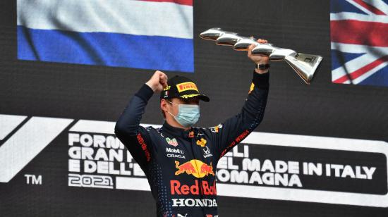Max Verstappen levanta el trofeo en el Gran Premio de la Emilia Romaña, el domingo 18 de abril de 2021.