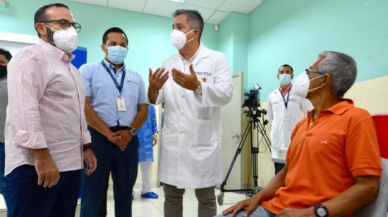 El ministro de Salud, Camilo Salinas, junto al secretario del Gabinete, Jorge Wated, durante el proceso de vacunación en Guayaquil el 14 de abril de 2021.