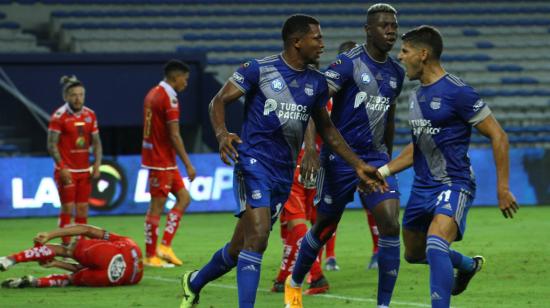 Los jugadores de Emelec celebran en el partido ante Técnico Universitario, en Guayaquil, el domingo 18 de abril de 2021.