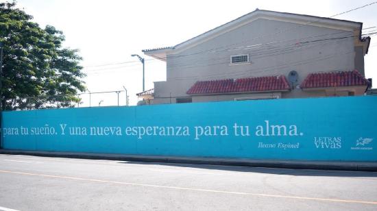 Una de las paredes, con un verso de la poeta Ileana Espinel, que forman parte del proyecto 'Letras Vivas', del Municipio de Guayaquil.