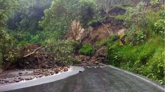 Un deslave afectó la vía E45, a 30 minutos de Santa Rosa, en el sector Tres Cruces, cantón El Chaco, el 19 de abril de 2021.