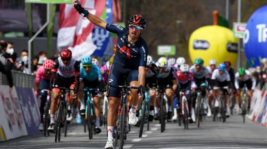 Gianni Moscon celebra el triunfo en la Etapa 1 del Tour de los Alpes, el lunes 19 de abril de 2021. 