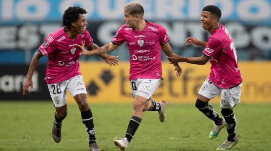 Los futbolistas de Independiente del Valle celebran uno de los goles ante Gremio, en Brasil, el 14 de abril de 2021.