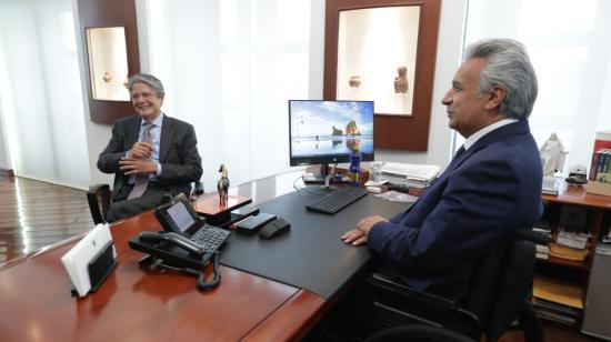 El presidente electo, Guillermo Lasso y el presidente saliente, Lenín Moreno,  el 19 de abril de 2021, en el despacho presidencial, en Quito.