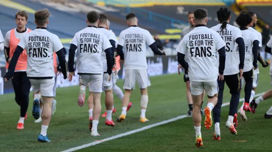 Los jugadores del Leeds United salieron a calentar, previo al partido con Liverppol, con camisetas en contra de la Superliga europea.