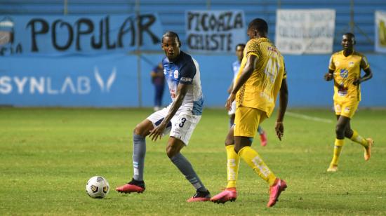 Vinicio Angulo, jugador del Manta, cubre una pelota en el partido ante Delfín, por la LigaPro, el lunes 19 de abril de 2021.