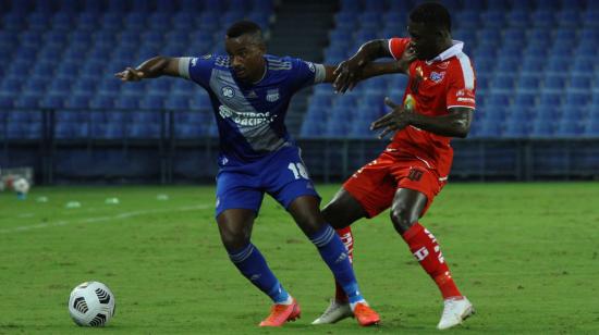 Jefferson Orejuela, de Emelec, cubre una pelota en el partido ante Técnico Universitario, por la Fecha 9, el domingo 18 de abril de 2021.