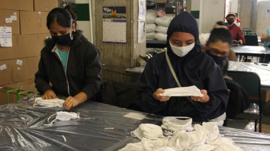 Mujeres en una fábrica textil en Ecuador, en 2020. 