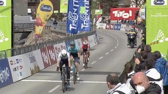 Alexander Cepeda (rojo y blanco) cruzando la meta en quinto lugar en la Etapa 2 del Tour de los Alpes, el miércoles 20 de abril de 2021. 