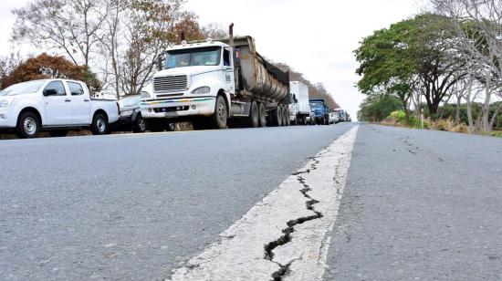 Un tramo de la vía Nobol-La Cadena, administrada por las concesionarias, presenta fisuras sin reparación, por lo que la Prefectura del Guayas anunció el cobro de multas.
