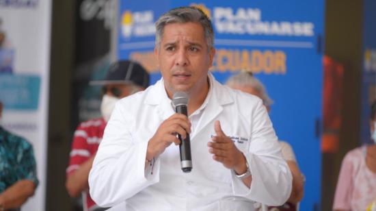 El ministro de Salud, Camilo Salinas, durante el proceso de vacunación en Guayaquil el 14 de abril de 2021.