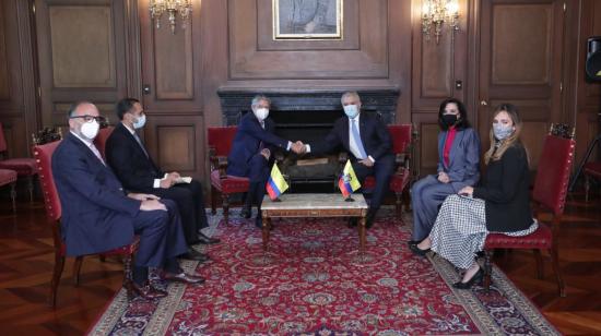 Guillermo Lasso junto al presidente colombiano Iván Duque y sus equipos de trabajo en la Casa de Nariño, el 20 de abril de 2021.