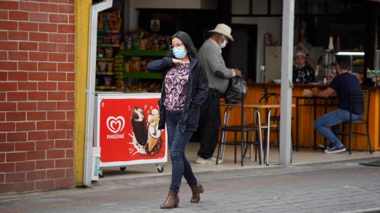 Ciudadanos caminan por las calles de Quito el 16 de abril de 2021.