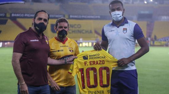 El exdefensa ecuatoriano junto a los dirigentes de Barcelona previo a la Noche Amarilla 2021, con una camiseta conmemorativa.