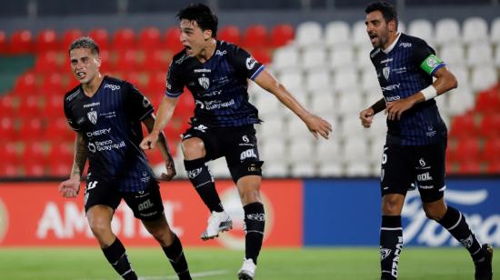 Los jugadores de IDV festejan uno de los goles ante Gremio, por la Fase 3 de la Copa, en Asunción, el 9 de abril de 2021.