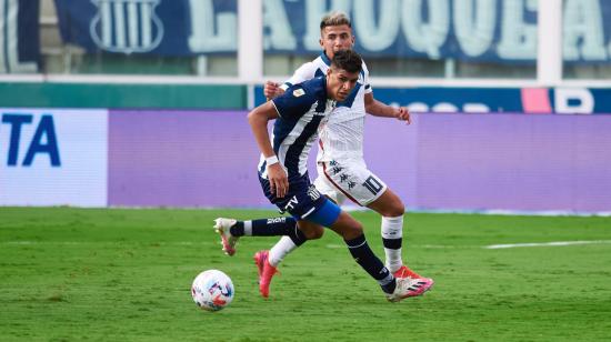 Piero Hincapié, durante un partido por el torneo local argentino, ante Vélez, el 13 de marzo de 2021.