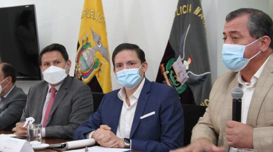 Abel Gómez (der.), presidente de la Fenacotip, durante la rueda de prensa con los ministros de Gobierno y Transporte, el 20 de abril de 2021.