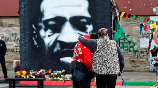 Dos personas observan un mural de George Floyd, en la ciudad de Mineapolis, Estados Unidos, el 20 de abril de 2021.