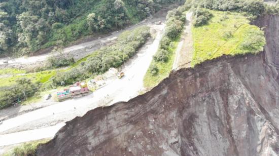 Una vista panorámica de la erosión lateral en el río Coca, que dificulta el tránsito vehicular, el 20 de abril de 2021.