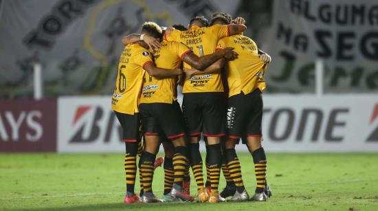 Los jugadores de Barcelona festejan el gol de Carlos Garcés, al Santos, por la primera fecha de la fase de grupos de la Copa Libertadores, el martes 20 de abril de 2021. 