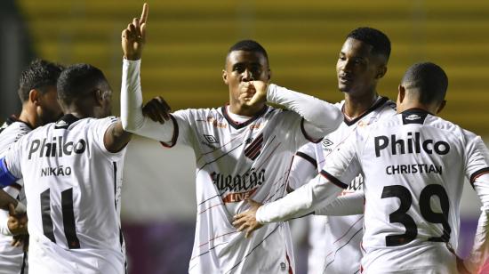 Los futbolistas de Athletico Paranaense celebran el gol ante Aucas por la Copa Sudamericana, en Quito, el 20 de abril de 2021.