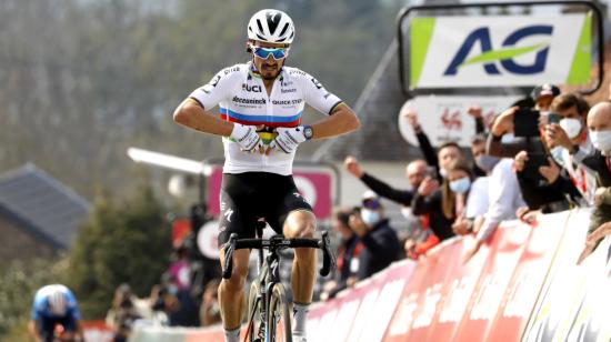 Julian Alaphilippe celebra su victoria en la Flecha Valona, el miércoles 21 de abril de 2021. 