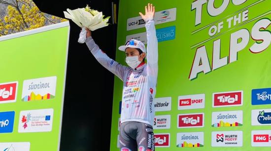 El ciclista ecuatoriano tras la Etapa 3 del Tour de los Alpes celebra que mantiene el maillot blanco de los jóvenes.