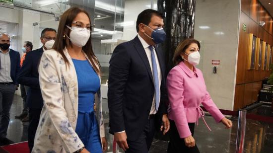 Pierina Correa (UNES), César Litardo (AP) y Wilma Andrade (ID), de entrada a la reunión de transición de la Asamblea, este 21 de abril de 2021.