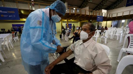 Un médico examina a un hombre durante una jornada de vacunación contra Covid-19 para personas con discapacidad y adultos mayores, el 20 de abril de 2021, en el Centro de Exposiciones en Quito.