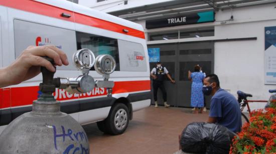 Un hombre espera en los exteriores del Hospital Bicentenario, en Guayaquil, el 20 de abril de 2021.