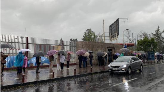 Varias personas de la tercera edad hicieron fila bajo la lluvia en Quito para poder vacunarse contra el Covid-19, el 21 de abril de 2021.