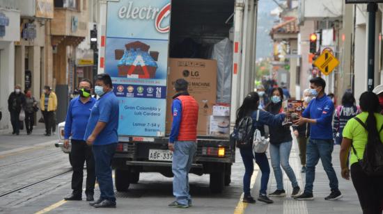 Ciudadanos caminan por las calles de Cuenca el 14 de abril de 2021.