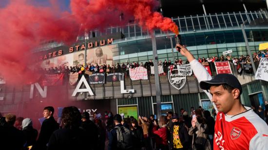 Los fanáticos del Arsenal organizan una manifestación contra el propietario del club, Stan Kroenke, frente al estadio Emirates en Londres, el viernes 23 de abril de 2021.