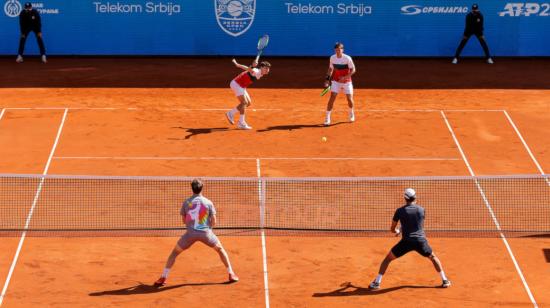 Los hermanos Sabanov (arriba) vencieron a Ariel Behar y Gonzalo Escobar en la final del ATP 250 de Belgrado.