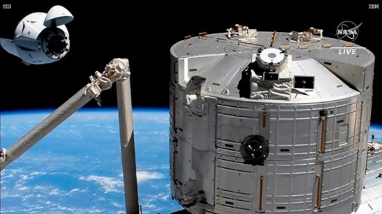 Fotografía cedida por la NASA que muestra la llegada del Crew Dragon a la Estación Espacial Internacional.