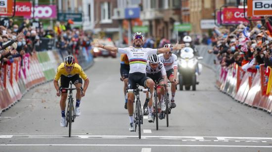 El francés Julian Alaphilippe celebra en la Lieja-Bastoña-Liega, el 4 de octubre de 2020, pero el esloveno Primoz Roglic le quita la victoria justo antes de cruzar la meta. 