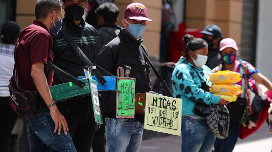 Vendedores informales en una de las calles del centro de Quito, el 23 de abril de 2021.