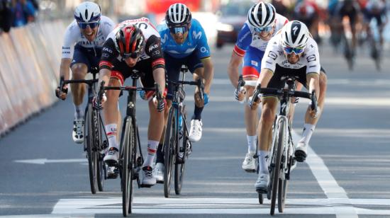 El esloveno Tadej Pogacar (casco negro) cruza la meta en primer lugar en la Lieja-Bastoña-Lieja, el domingo 25 de abril de 2021. 