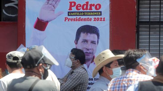 Simpatizantes del candidato socialista de Perú, Pedro Castillo, junto a un afiche del presidenciable, el 22 de abril de 2021.