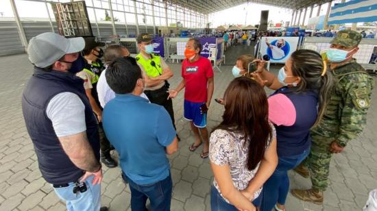 Ciudadano que denunció no ser vacunado en una jornada en Guayaquil, el 25 de abril de 2021. 