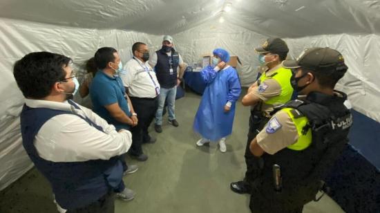 Personal sanitario junto a policías.