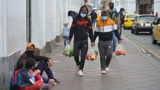 Personas en el centro de Cuenca, el 14 de abril de 2021. 