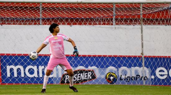 El arquero de Olmedo sacando desde su propia área en el estadio Gonzalo Pozo Ripalda, por la fecha 9 de la LigaPro.