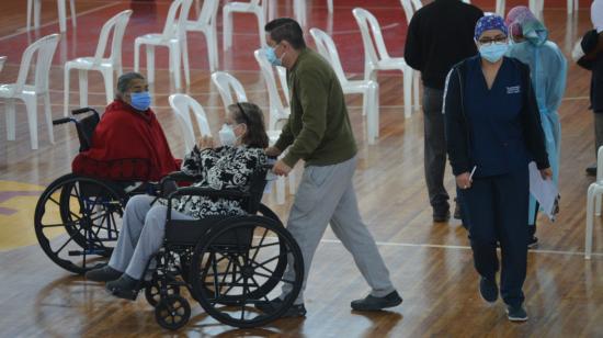 Personas de la tercera edad llegaron al Coliseo Jefferson Pérez, de Cuenca, para recibir la vacuna contra el coronavirus, el 26 de abril de 2021.